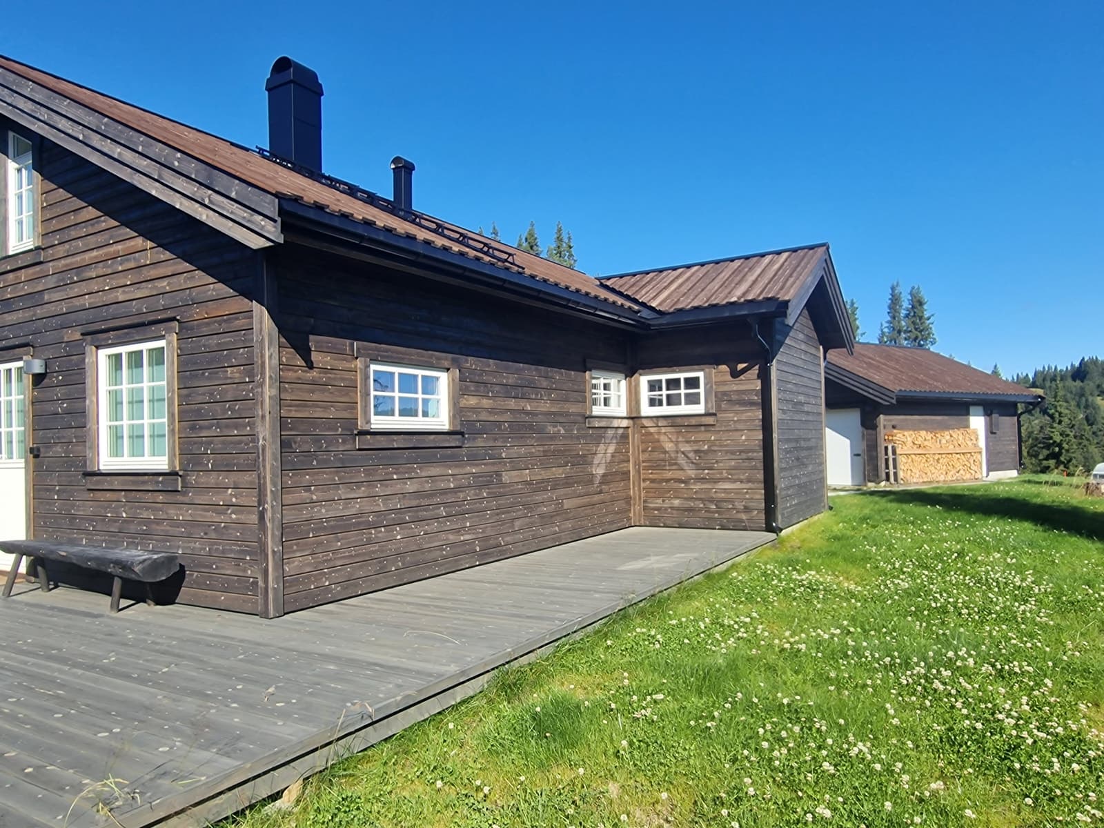 Isolert dobbeltgarasje med elbillading og god plass for parkering.