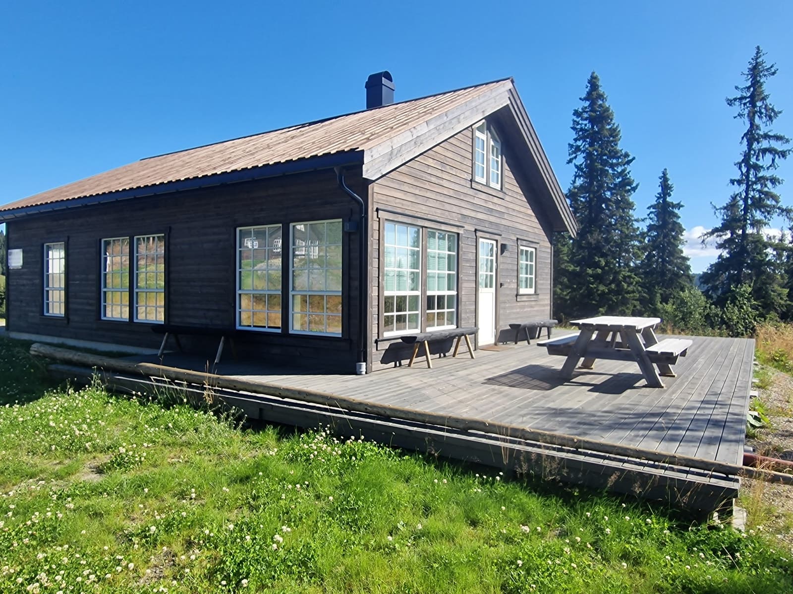 Fantastisk utsyn og umiddelbar tilgang til turløyper og friluftsliv.